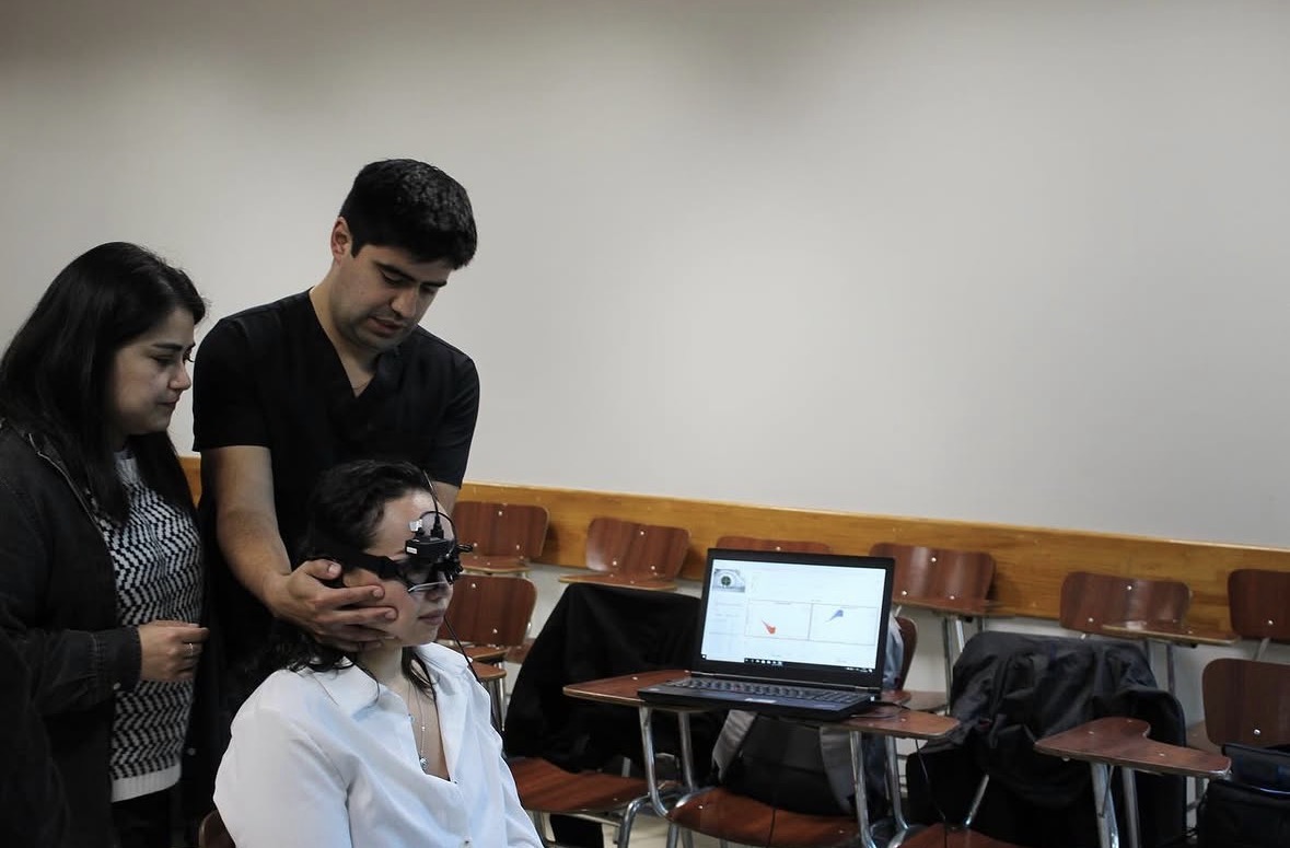 Elías Villagrán dictando una capacitación práctica de VHIT con gafas de video-oculografía