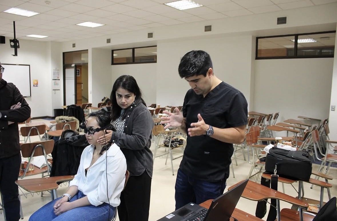 Elías Villagrán enseñando la maniobra de impulso cefálico durante una formación de VHIT