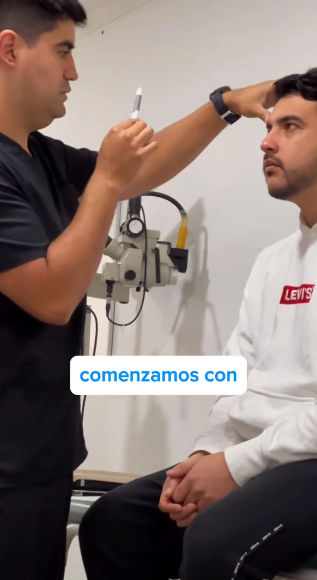 Elías Villagrán realizando una evaluación oculomotora a un paciente