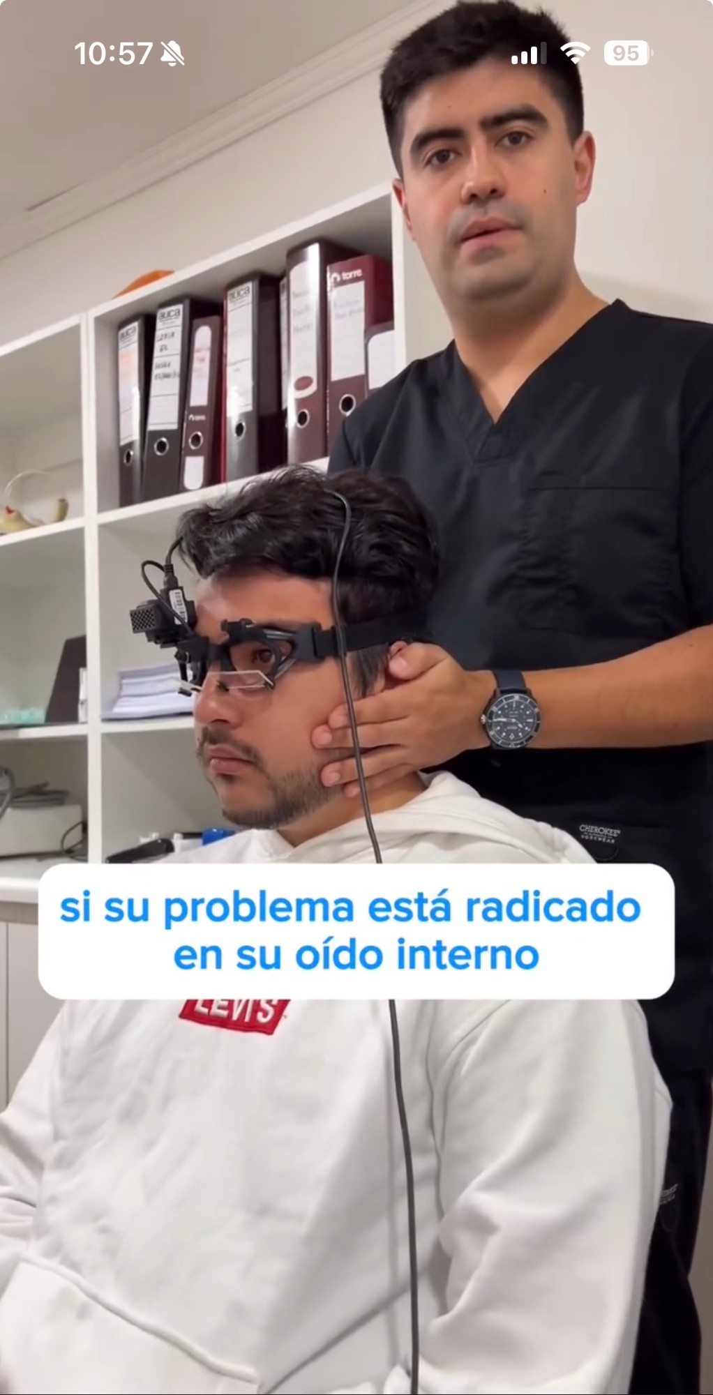 Elías Villagrán realizando una Evaluación vestibular con video head impulse test (VHIT) a un paciente